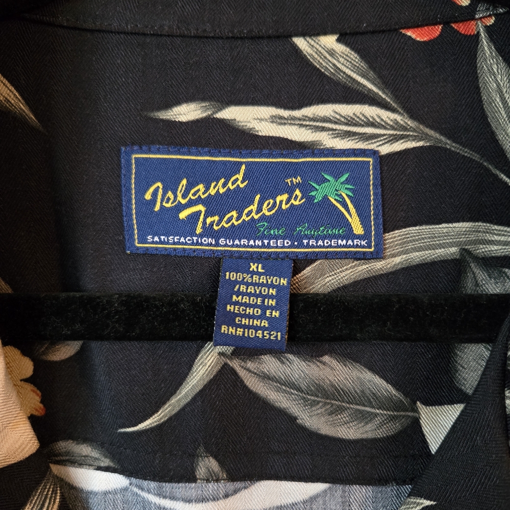 NWT Island Traders Floral Hawaiian Top Black Tropical Button Up Summer Vacation - Picture 5 of 6